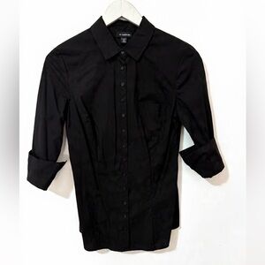 Classic Black Button-Down Shirt
3/4 sleeve
Stretchy
Size XS